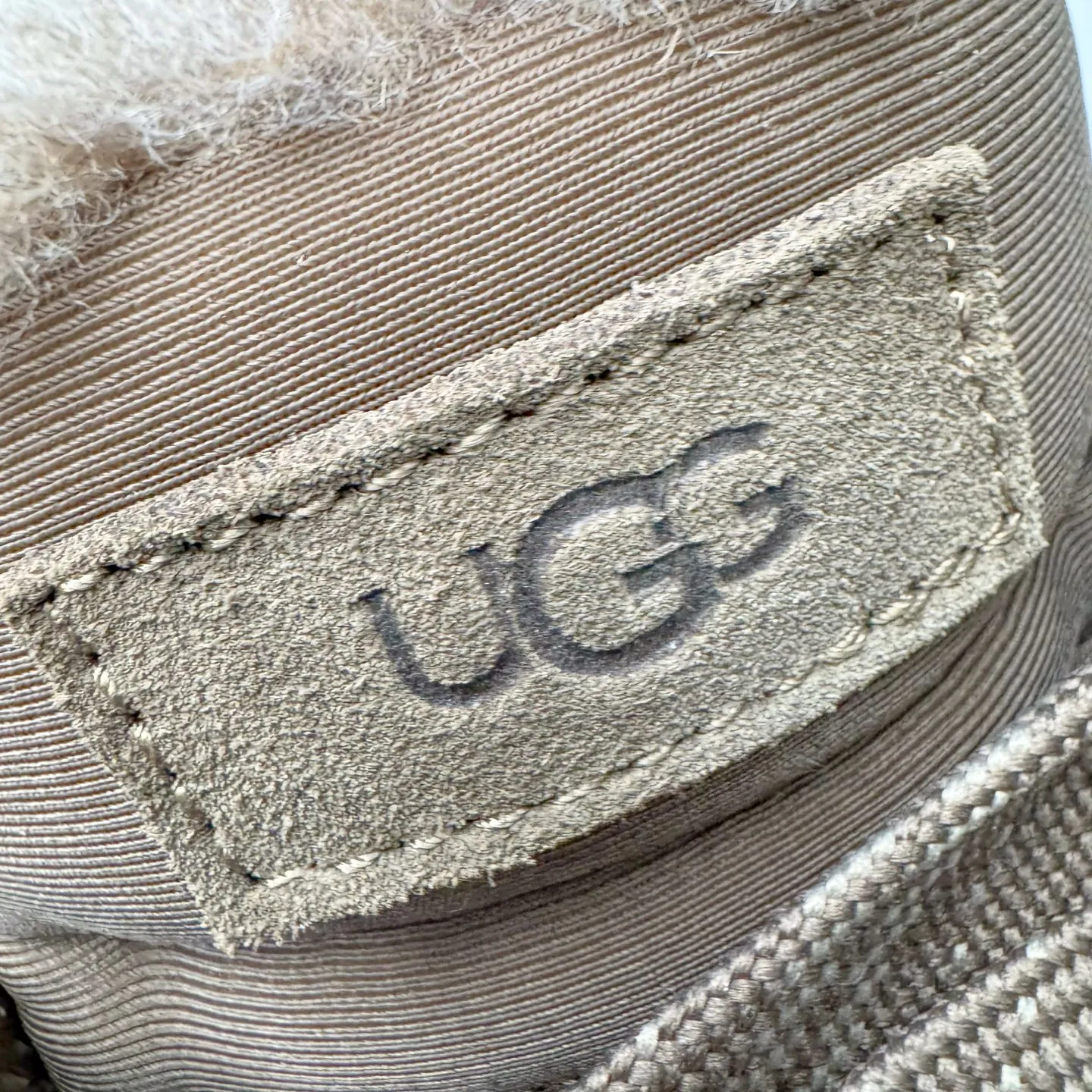 Pick up locally💰640 UGG 4032 Meyer autumn and winter sheepskin and fur integrated snow boots. All shoes are made of ZP from the same factory. Longfeng A-grade Australian imported sheepskin and fur integrated. Men's and women's boots brand OEM production line fully follows the ZP process. OEM original pattern maker adheres to the principle of no original shoes and no development selection. Pay attention to every detail. The most authentic version on the market TREADLITE "Light Wing" technology outsole Lightweight/durable/flexible/pile size: 35 36 37 38 39 40 41 42 43 44 45 Coding: by3936030